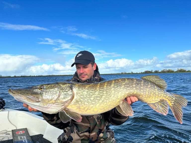 Dennis van Doodaas.nl met een gevangen snoek